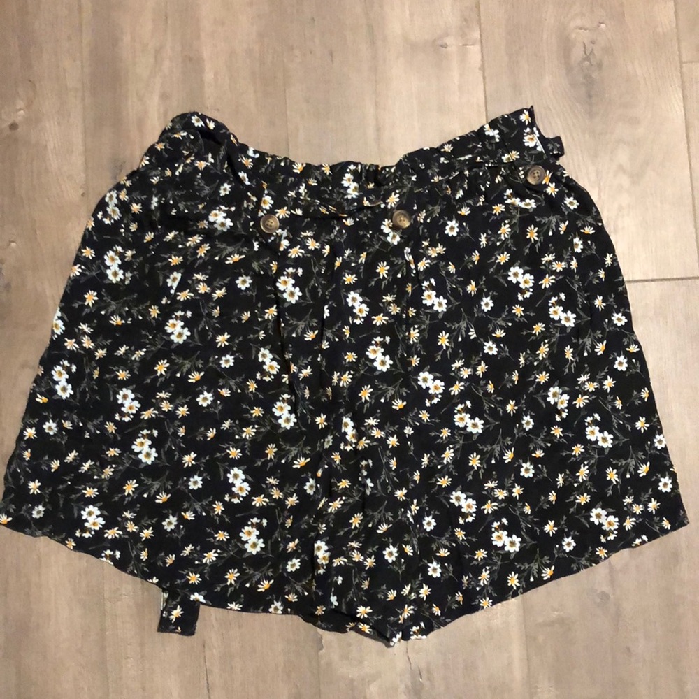 American Eagle Black belted sunflower shorts